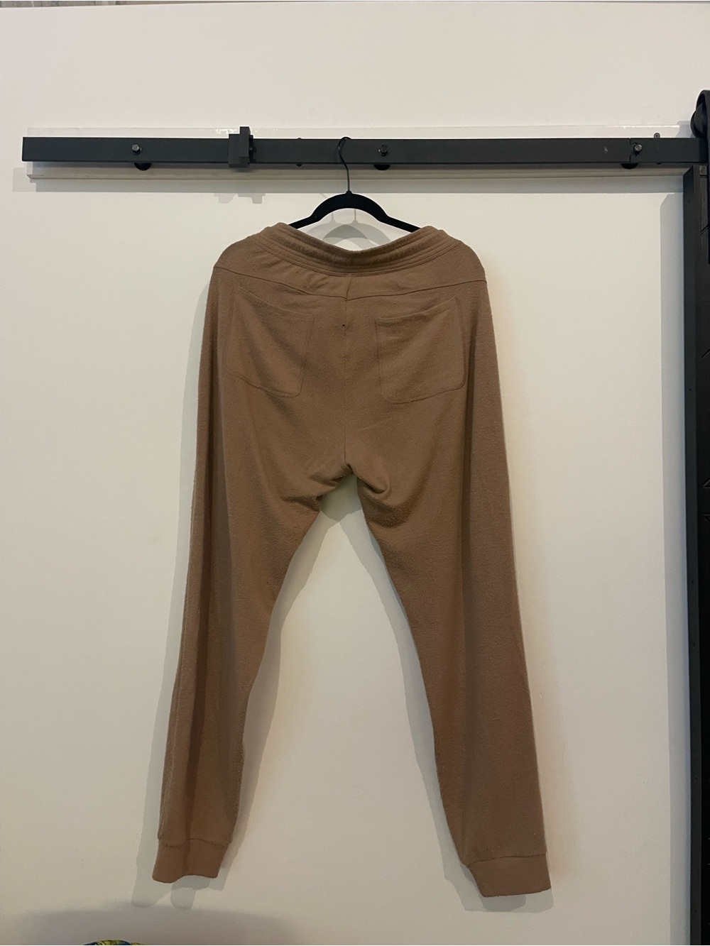 ALO Yoga Soho Joggers Toasted Almond Size: MEDIUM MSRP: $98 - Picture 8 of 9